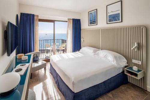 迪亚诺马里纳戴安娜大酒店的酒店客房设有一张床和一个阳台。