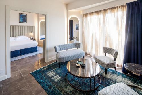 迪亚诺马里纳戴安娜大酒店的酒店客房带一张床、一张桌子和椅子