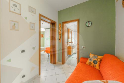 费拉约港A Casa di Zaira - Goelba的客厅配有橙色沙发和走廊