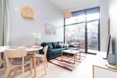 帕兰加Vanagupes Park Apartment, By Cohost的客厅配有桌子和沙发