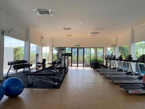 蕉赖Traders garden c180的健身房设有跑步机、健身器材和窗户