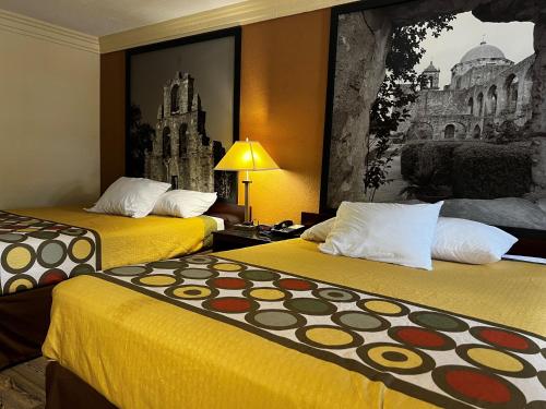 凯蒂西休斯顿凯蒂速8汽车旅馆的酒店客房带两张带黄床单的床