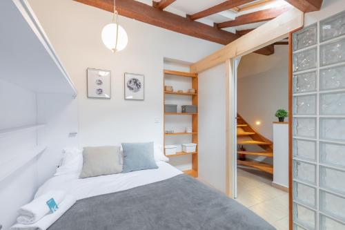 穆特里库Ipar kale - baskeyrentals的一间卧室设有一张床和一个楼梯