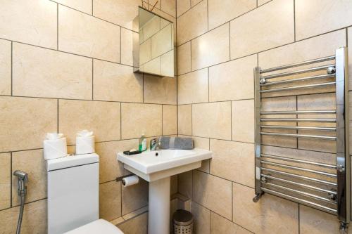 伦敦Luxury Islington Apartment with Balcony Islington的一间带水槽和卫生间的浴室