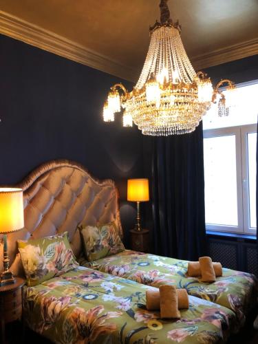 安特卫普Sint Andries Suites的一间卧室,配有一张带两个泰迪熊的床