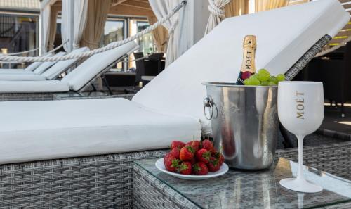 尤斯托尼莫斯基Holiday Park & Resort Ustronie Morskie的一张桌子,上面放着一桶水果和一杯葡萄酒