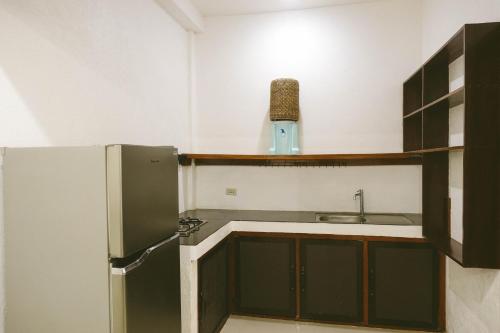 卢纳将军城Casa De Loren的一间带冰箱和水槽的小厨房