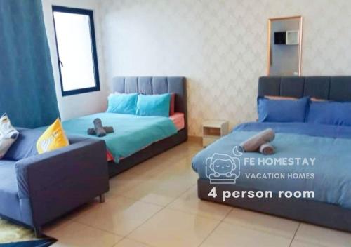 实达阿南Netflix WiFi Cozy Homestay Trefoil Setia Alam Shah Alam 沙亚南舒适温馨日租民宿的一间带两张床和一张沙发的卧室