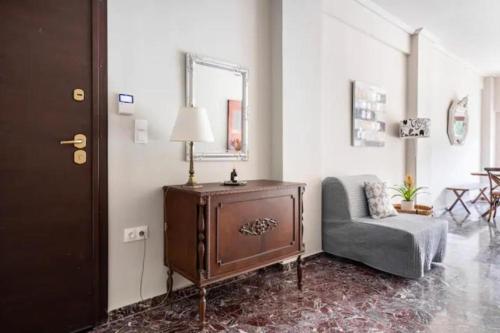 雅典Flisvos Marina refurbished apartment的客厅配有椅子和桌子