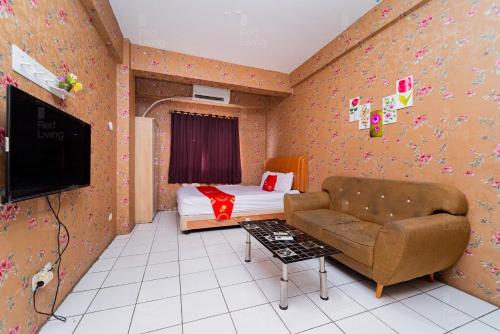雅加达Apartemen City Park - Rendy Room Tower H18的客厅配有沙发和1张床