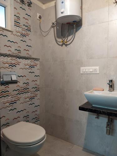 科塔Pukhraj element的一间带卫生间和水槽的浴室