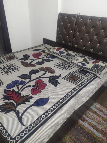 科塔Pukhraj element的床上有鲜花的毯子
