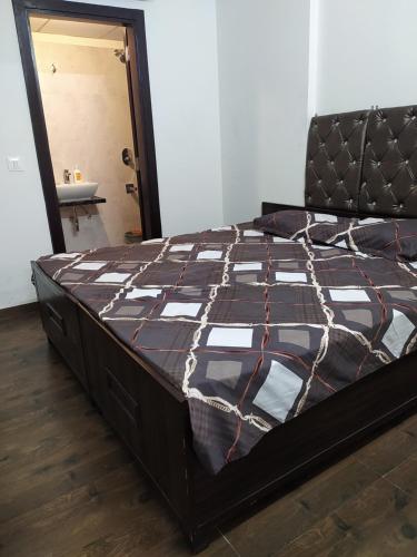 科塔Pukhraj element的一张大床,位于一个带镜子的房间