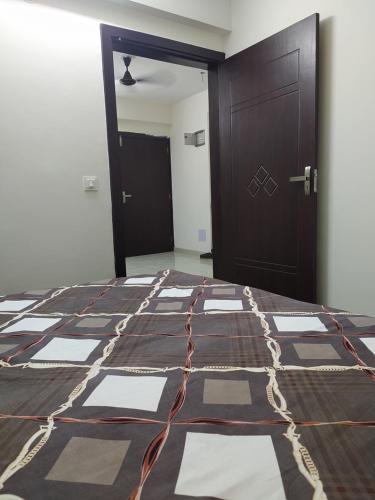 科塔Pukhraj element的一间设有门和图案地板的房间