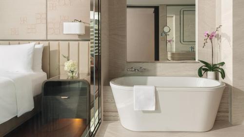 曼谷曼谷洲际酒店的一间位于床边的带浴缸的浴室