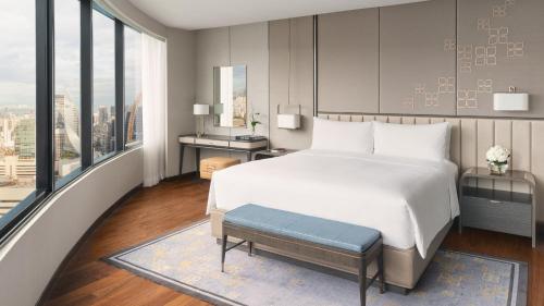曼谷曼谷洲际酒店的一间卧室设有一张大床和一个大窗户