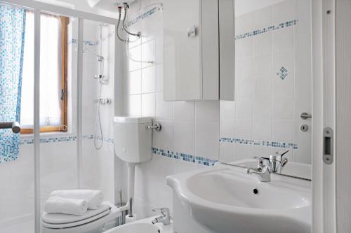 Roccaforte MondovìLurisia的白色的浴室设有卫生间和水槽。