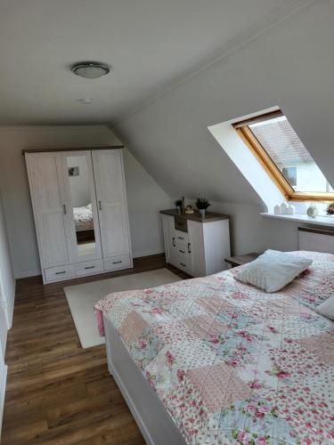 海德Westküste Ferienwohnung的一间卧室设有一张床和一个窗口