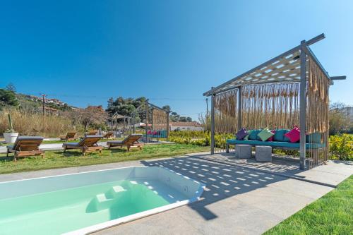 特劳洛斯Mythos Luxury Villa-Skiathos的庭院内带长凳的游泳池