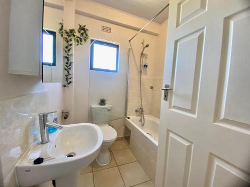 哈博罗内The Ultimate Escape - With Backup Electricity - Gaborone的白色的浴室设有水槽和卫生间。