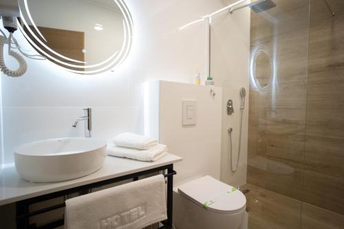 莫斯塔尔Apartments and rooms SMILE的白色的浴室设有水槽和淋浴。