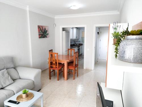 拉拉古纳Céntrico apartamento de 2 dormitorios en La Laguna的客厅配有桌椅和沙发