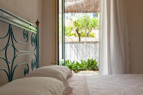 Marina PortoVilla Aimone的一间卧室设有一张床和一个大窗户