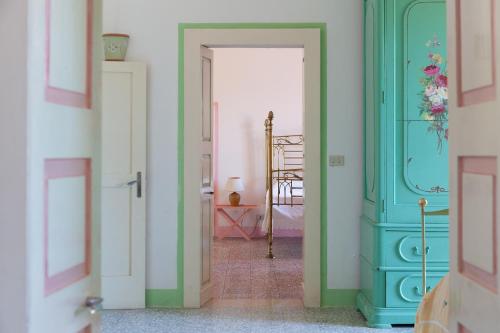 Marina PortoVilla Aimone的走廊上设有绿色和白色的墙壁和门
