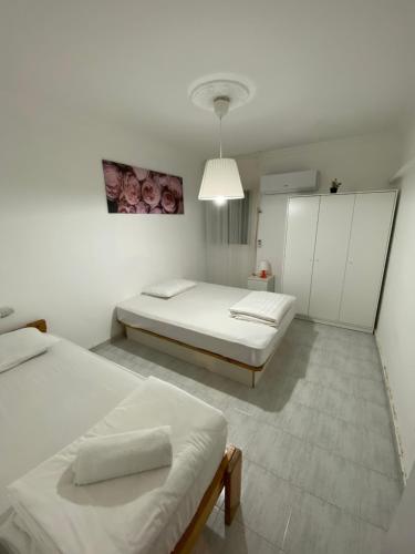 萨法德סוויטה נוף בהרים צפת的一间卧室配有两张床和吊灯