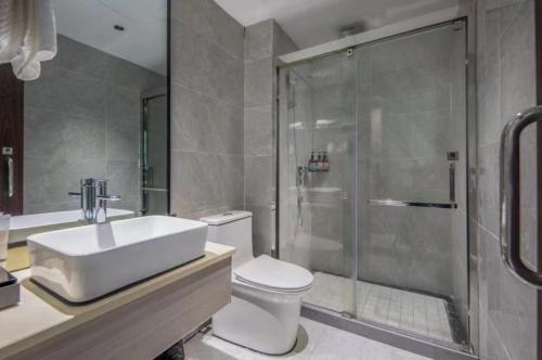 义乌Yiwu Manting Hotel International Trade City义乌漫庭酒店的带淋浴、卫生间和盥洗盆的浴室
