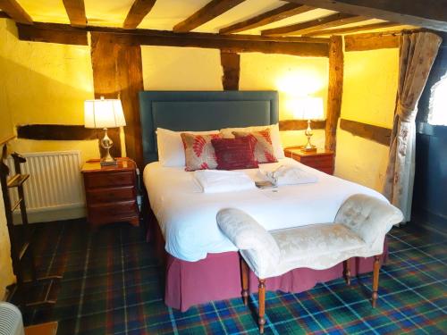 布罗肯赫斯特茅草屋酒店 的一间卧室配有一张带两盏灯的大型白色床。
