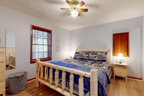 马吉谷Elk Valley Lodge的一间卧室配有一张床和吊扇