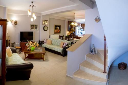 普雷韦扎Villa Archontia Family House!!!的客厅设有通往客厅的楼梯