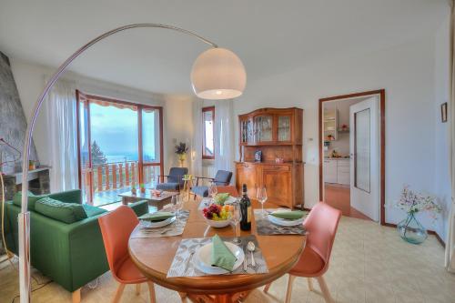 马斯诺维斯康蒂La Perla Bianca Lake View - Happy Rentals的客厅配有桌子和绿色沙发