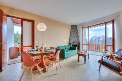 马斯诺维斯康蒂La Perla Bianca Lake View - Happy Rentals的客厅配有桌子和沙发