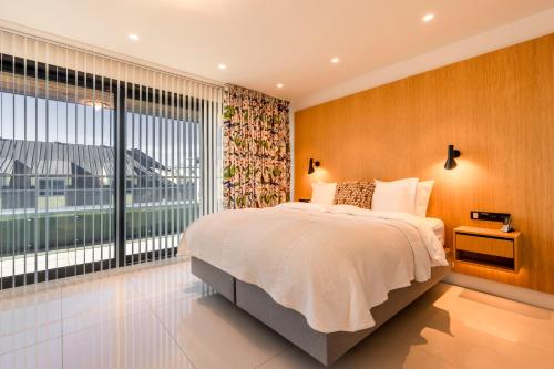 雷克雅未克黑珍珠公寓酒店的一间卧室设有一张大床和一个大窗户
