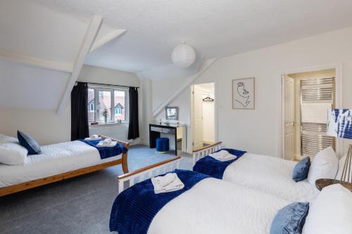 伊尔克利Wharfedale Retreat的一间卧室设有两张床和窗户。