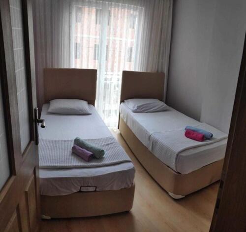 BostancıGalata Apart Suite的带窗户的客房内设有两张单人床。
