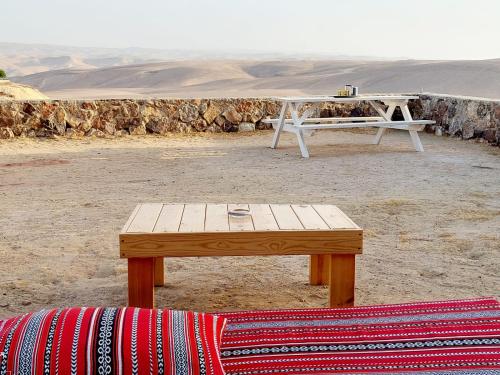 阿拉德חלון למדבר的沙漠中部的桌子和长凳