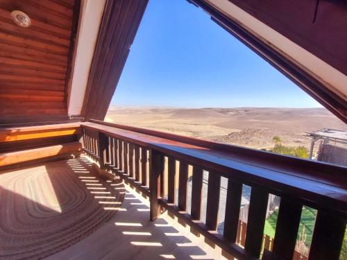 阿拉德חלון למדבר的享有沙漠美景的阳台