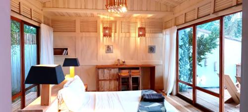 SantʼAnaTribal Green Camp Private Room 1的客房设有床、桌子和窗户。