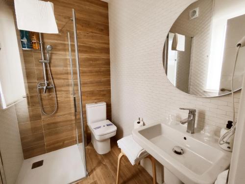 波尔托马林PortoSantiago Boutique & Rooms的带淋浴、卫生间和盥洗盆的浴室