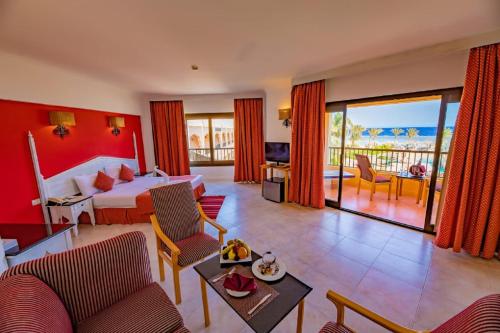 库塞尔古赛尔弗拉门科海滩度假酒店的酒店客房设有床和客厅。