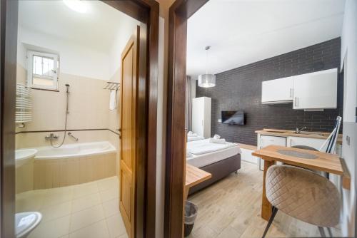 豪伊杜索博斯洛阿姆布罗子亚公园酒店的带浴缸、盥洗盆和卫生间的浴室