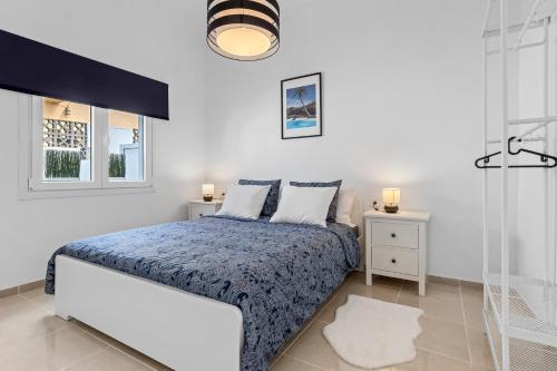 特吉塞Home2Book Charming Apartment Teguise, Terrace的一间白色卧室,配有床和2个床头柜