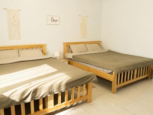 乌兰巴托Newly renovated rental unit with free parking的两张睡床彼此相邻,位于一个房间里