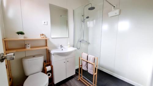 马夫拉Family Surf Home - Bungalows的浴室配有卫生间、盥洗盆和淋浴。
