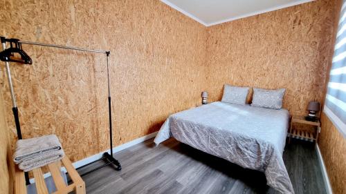 马夫拉Family Surf Home - Bungalows的一间卧室配有一张床和一盏灯