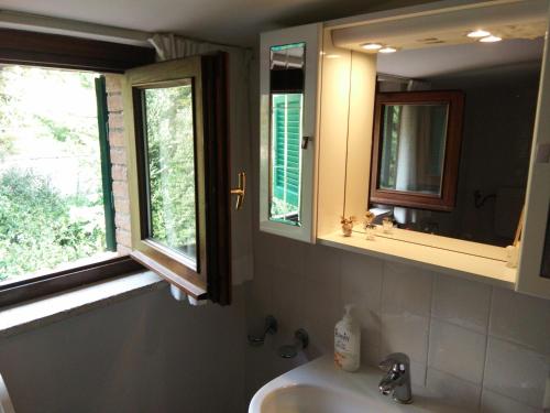 佩鲁贾波斯切托旅馆的一间带水槽的浴室和两个窗户