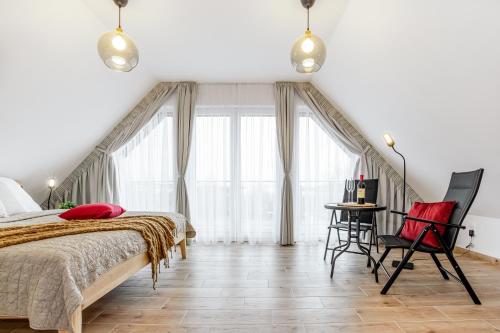 霍尼普拉纳Apartmány Karlovy Dvory的卧室配有一张床和一张桌子及椅子